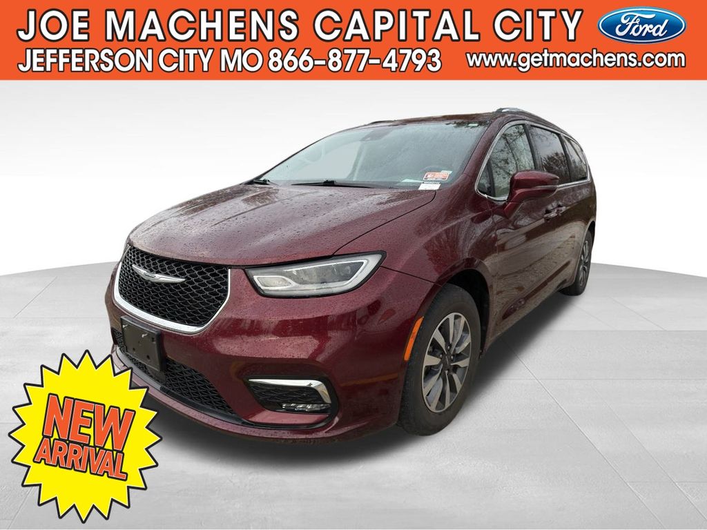 2021 Chrysler Pacifica Touring L photo 2
