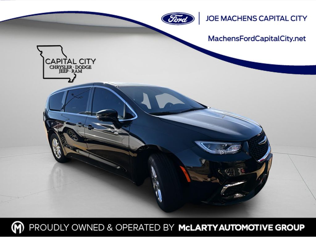 2026 Chrysler Pacifica Select's photo