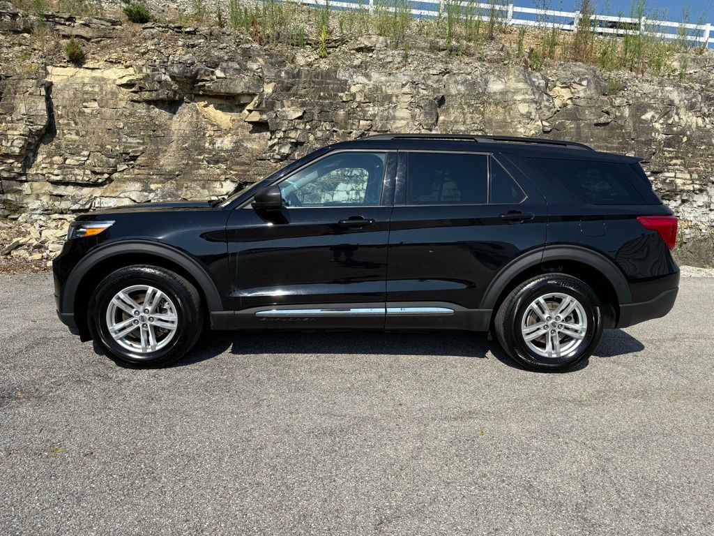 2023 Ford Explorer XLT photo 2