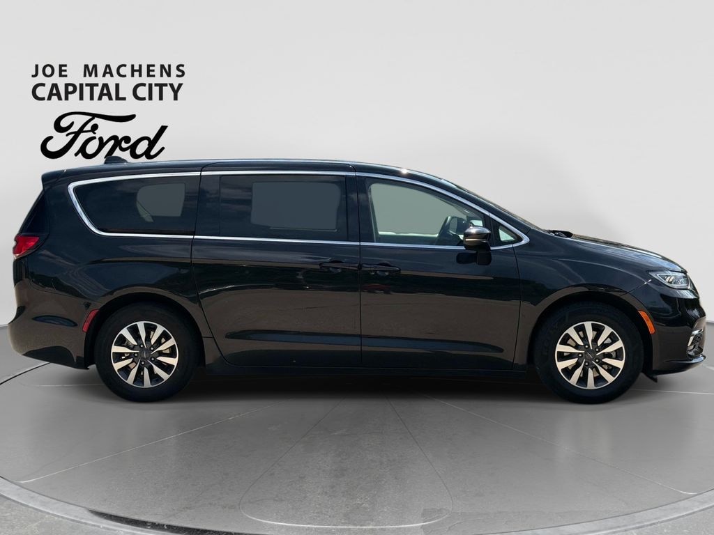 Used 2022 Chrysler Pacifica Hybrid Touring L Minivan/Van