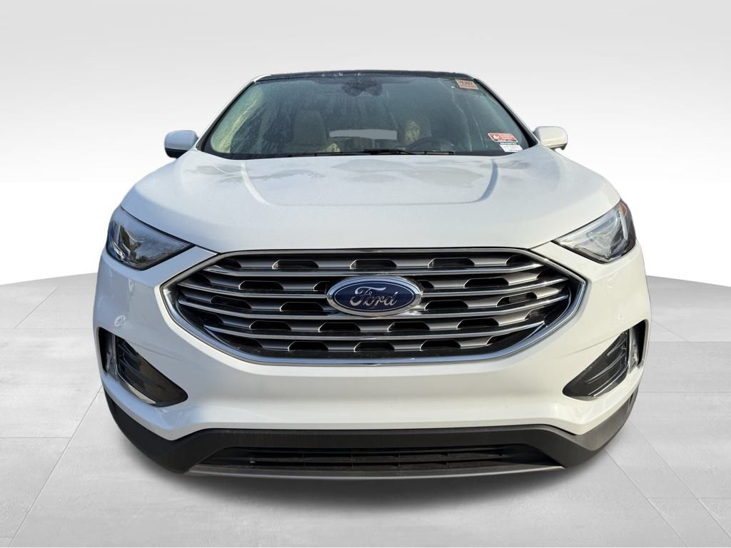 2022 Ford Edge SEL photo 2