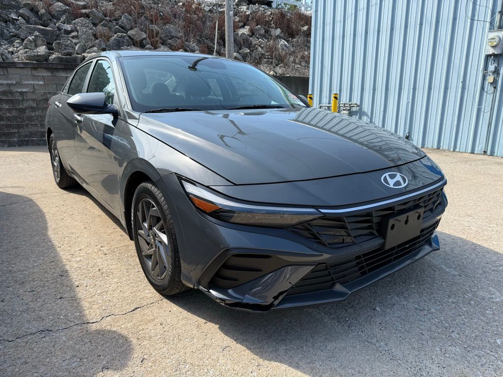 2024 Hyundai Elantra SEL photo 2