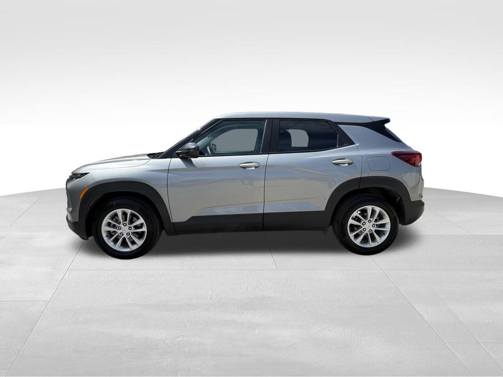 2024 Chevrolet Trailblazer LS photo 3