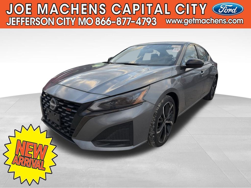 2023 Nissan Altima 2.5 SR photo 2