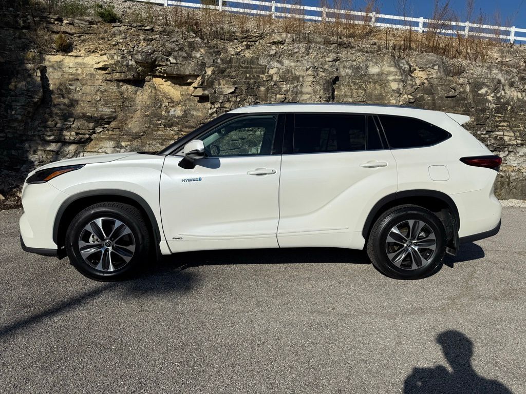 2021 Toyota Highlander Hybrid XLE photo 2