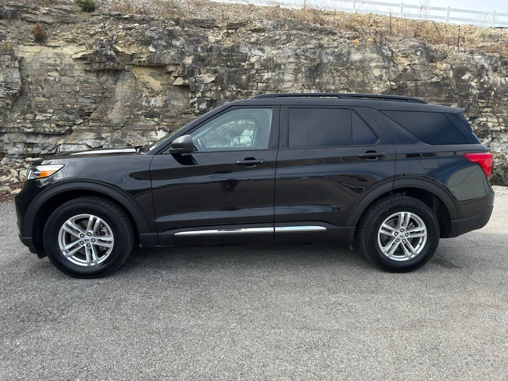 2023 Ford Explorer XLT photo 3