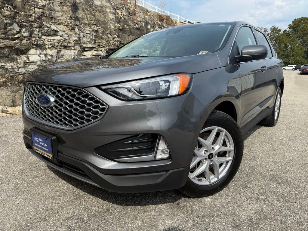 2024 Ford Edge SEL photo 2
