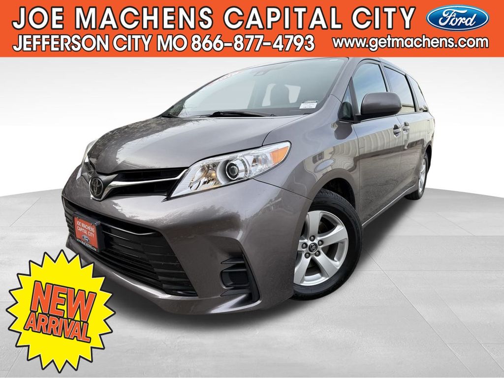 2018 Toyota Sienna LE photo 2
