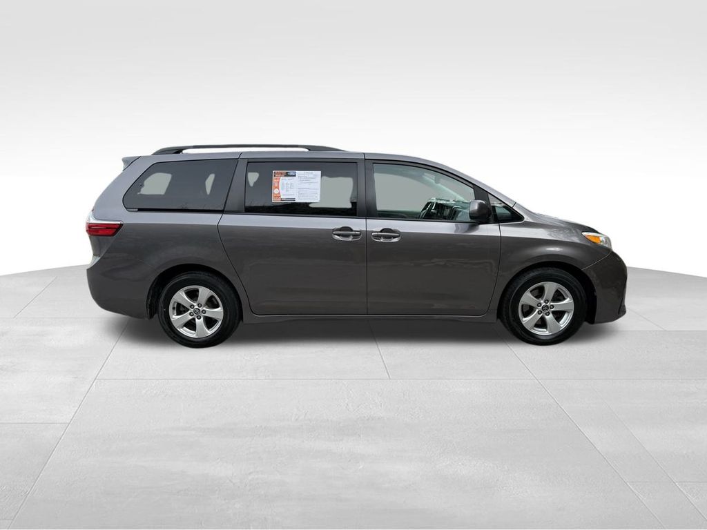 2018 Toyota Sienna LE photo 4