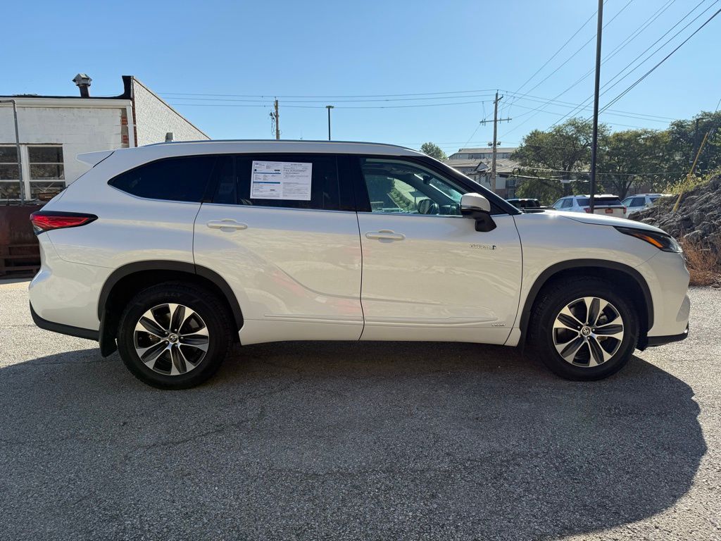 2021 Toyota Highlander Hybrid XLE photo 3