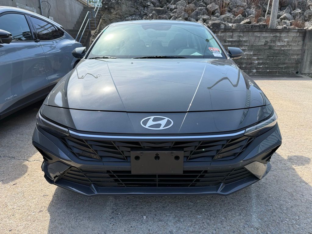 2024 Hyundai Elantra SEL photo 3