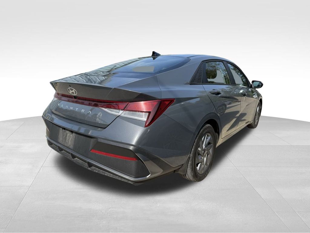 2024 Hyundai Elantra SEL photo 3