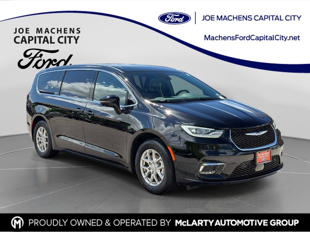 2026 Chrysler Pacifica Select's photo