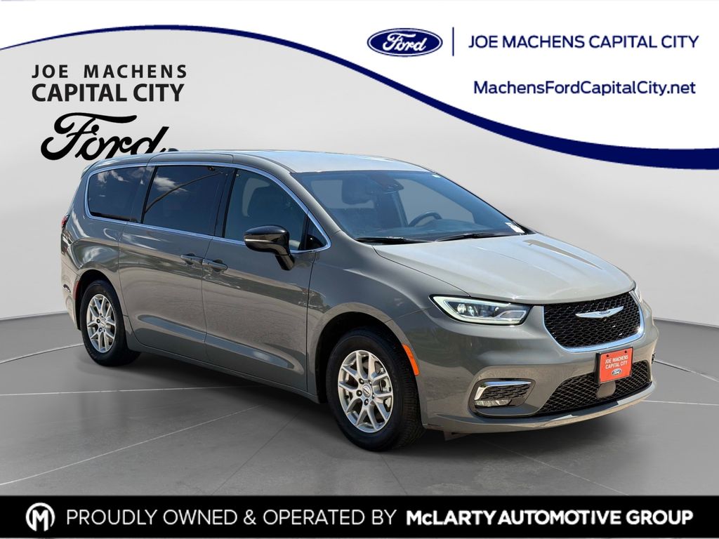 2025 Chrysler Pacifica Select's photo