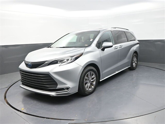 2023 Toyota Sienna XLE photo 2