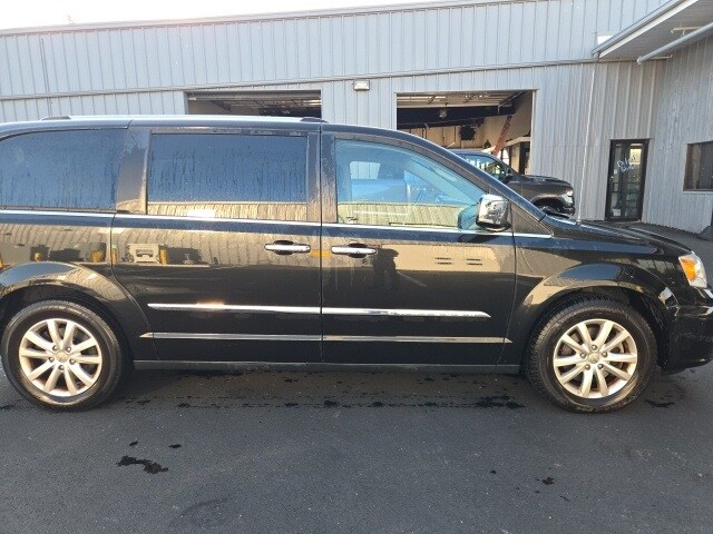 2015 Chrysler Town & Country Limited photo 3