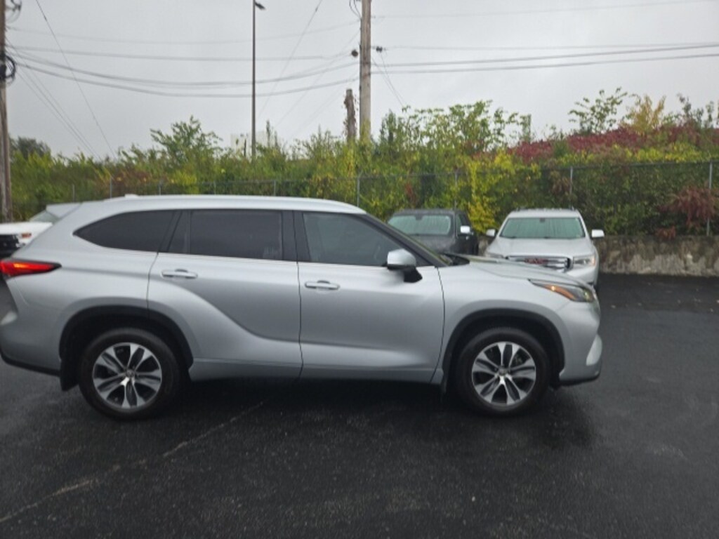 Used 2023 Toyota Highlander L SUV