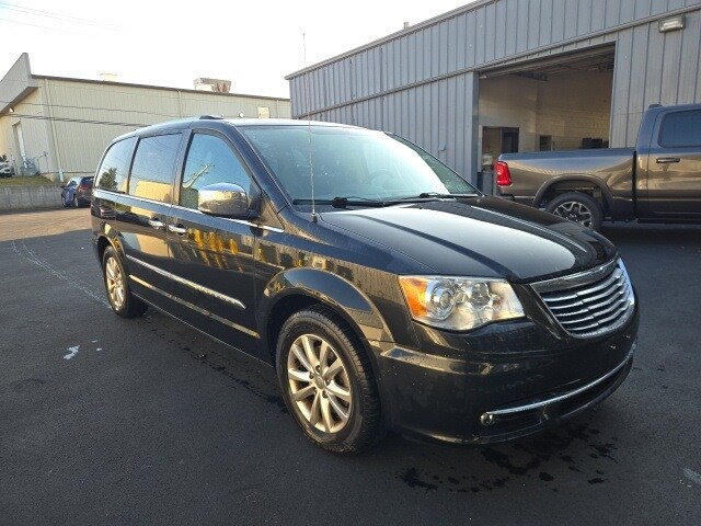 2015 Chrysler Town & Country Limited photo 2