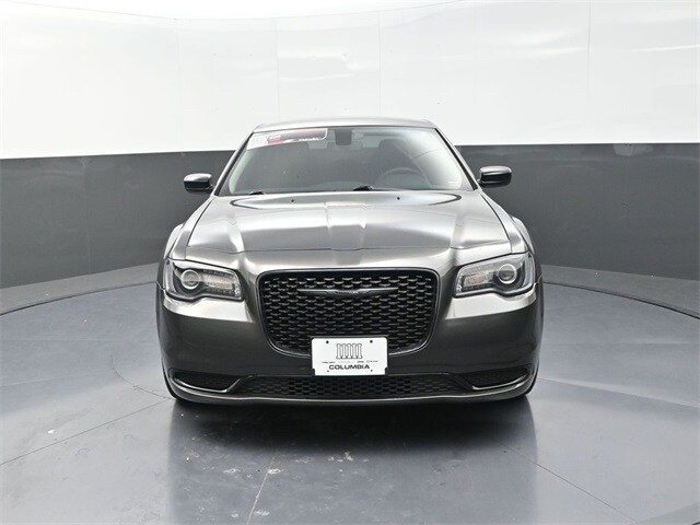 2023 Chrysler 300 Touring photo 2