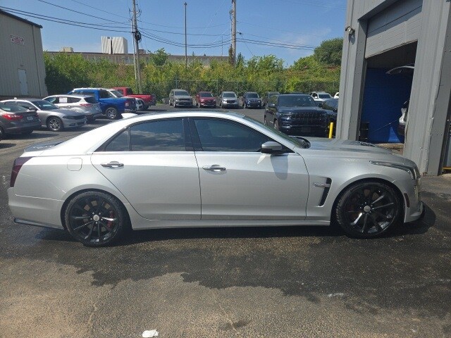 2017 Cadillac CTS V Sedan Base photo 2
