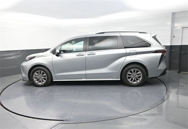 2023 Toyota Sienna XLE photo 3