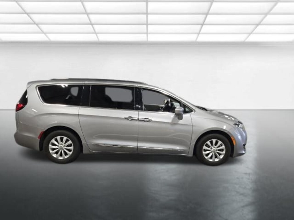 Used 2017 Chrysler Pacifica Touring L Minivan/Van