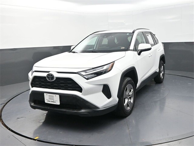 2022 Toyota RAV4 XLE photo 3