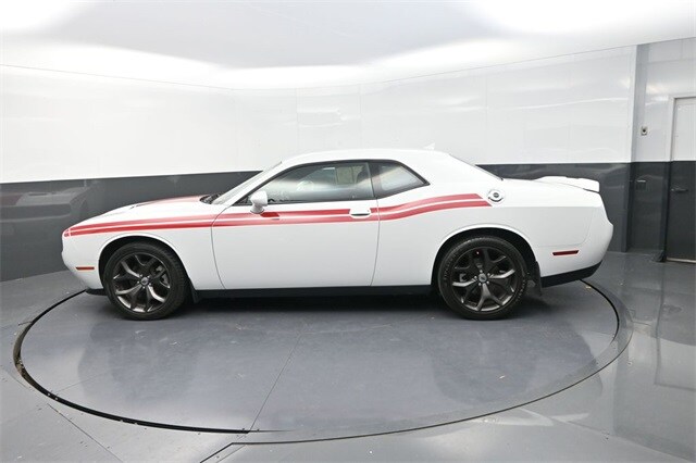 2019 Dodge Challenger SXT photo 2