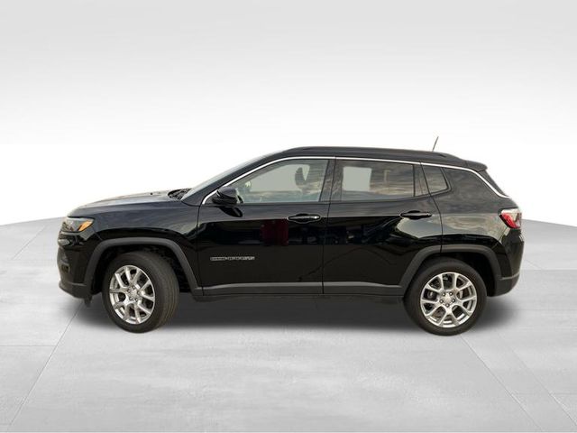 2024 Jeep Compass Latitude Lux photo 3