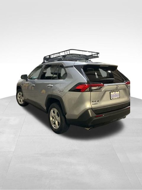 2020 Toyota RAV4 XLE photo 3