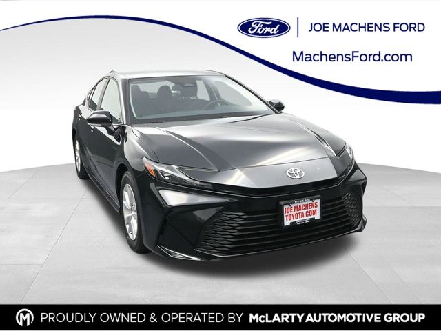 2025 Toyota Camry SE's photo