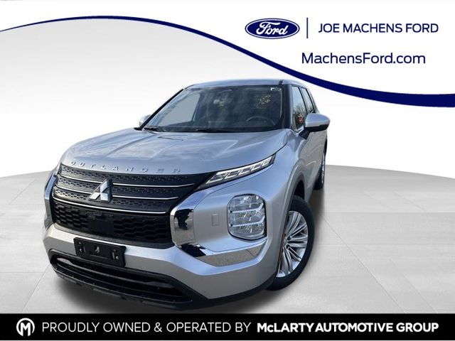 2024 Mitsubishi Outlander ES's photo