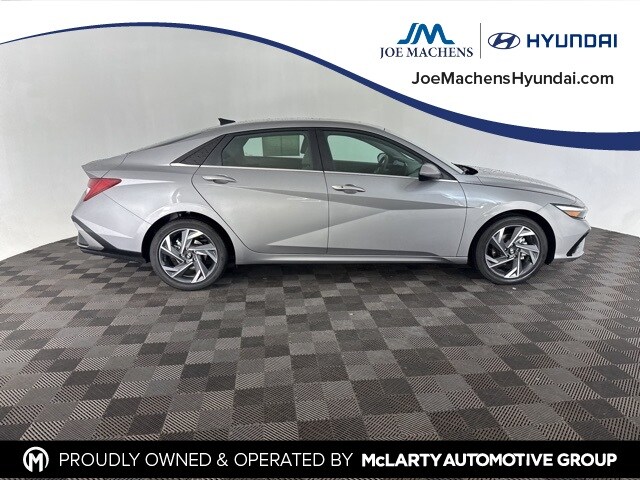 2025 Hyundai Elantra SEL Convenience photo 2