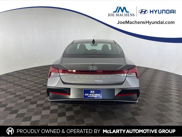 2024 Hyundai Elantra SEL Convenience photo 4