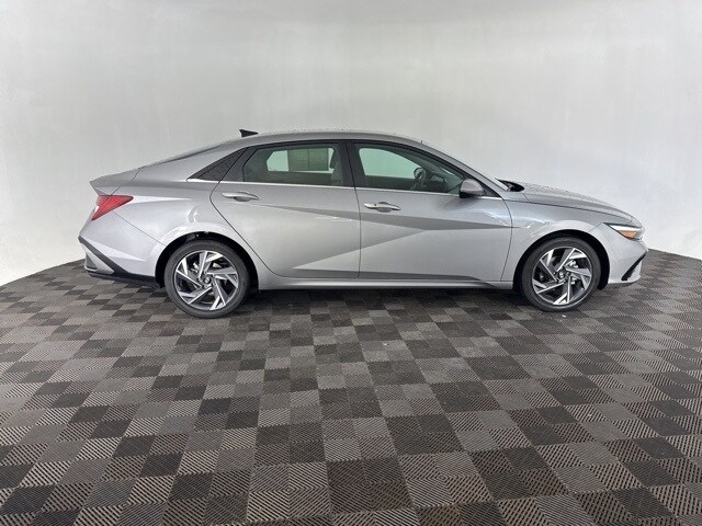 2025 Hyundai Elantra SEL Convenience photo 4