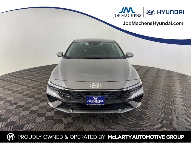 2024 Hyundai Elantra SEL Convenience photo 2