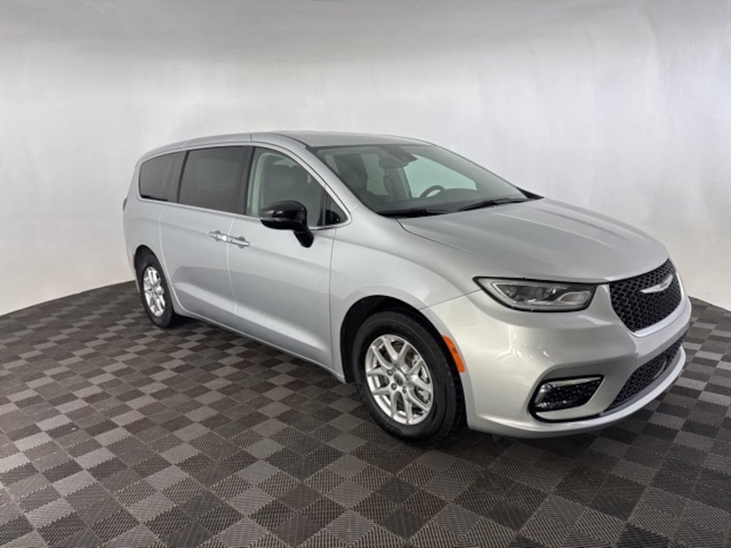 Used 2024 Chrysler Pacifica Touring L Minivan/Van