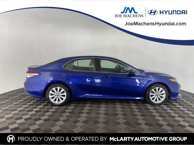 2018 Toyota Camry LE photo 2