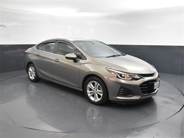 2019 Chevrolet Cruze LT photo 2