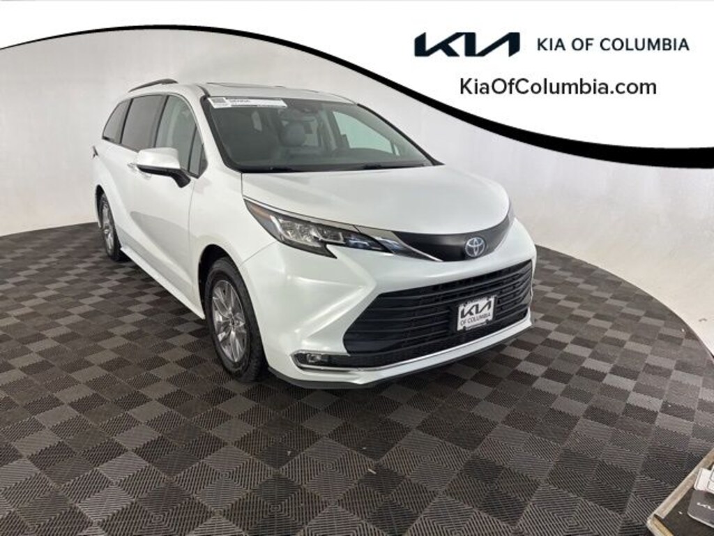 Used 2022 Toyota Sienna XLE Minivan/Van