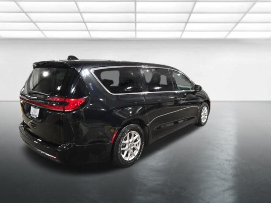 Used 2023 Chrysler Pacifica Touring L Minivan/Van