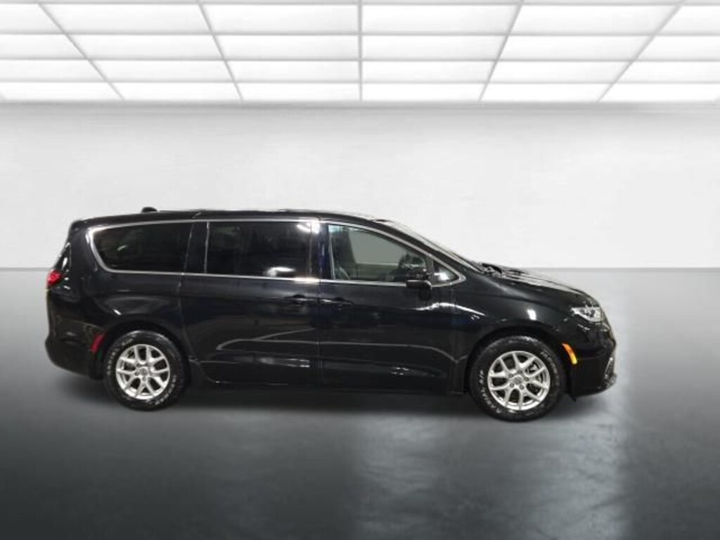 Used 2023 Chrysler Pacifica Touring L Minivan/Van