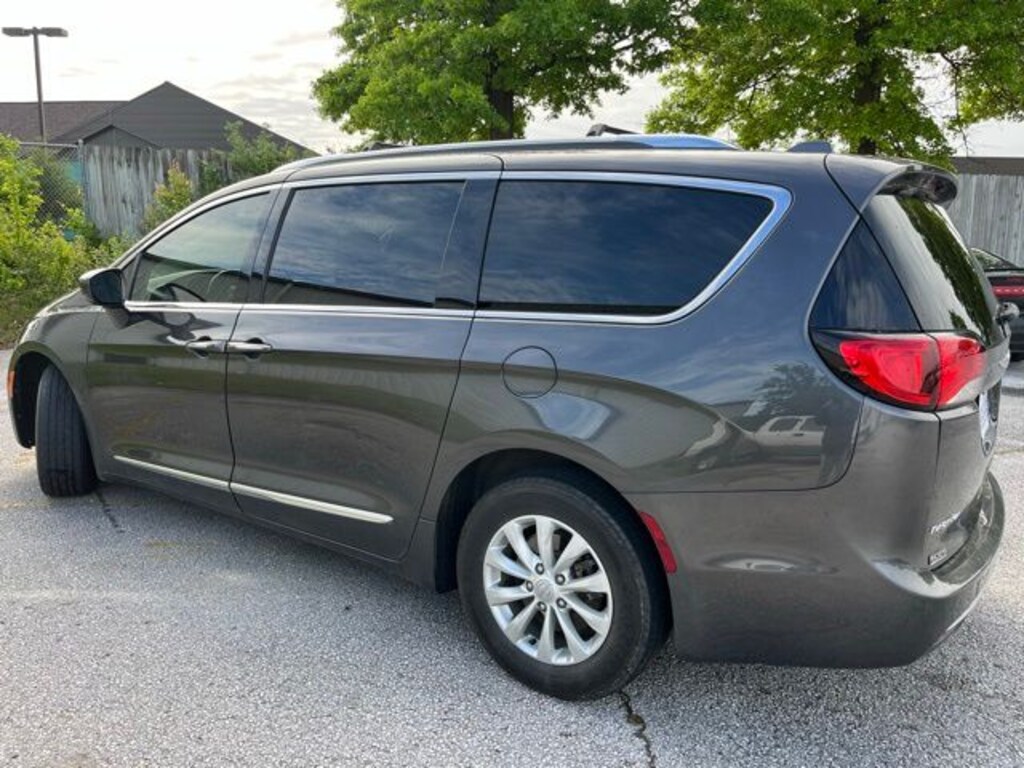 Used 2019 Chrysler Pacifica Touring L Minivan/Van