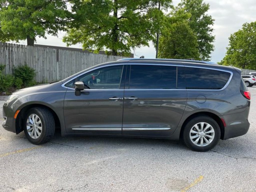 Used 2019 Chrysler Pacifica Touring L Minivan/Van