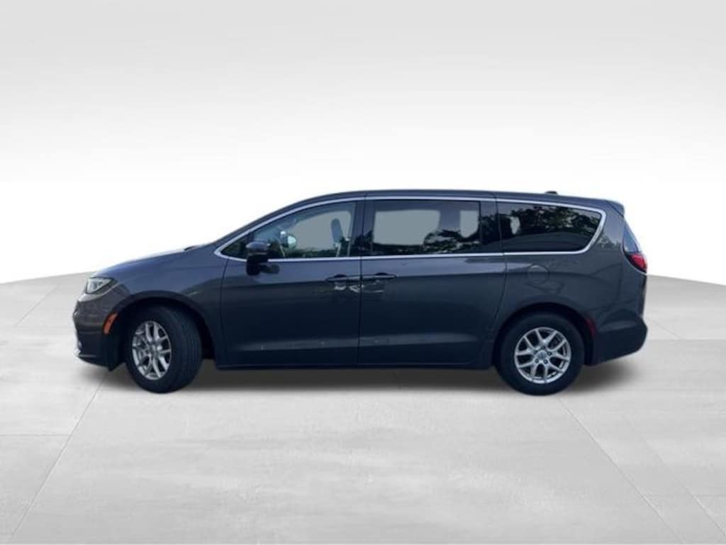 Used 2023 Chrysler Pacifica Touring L Minivan/Van