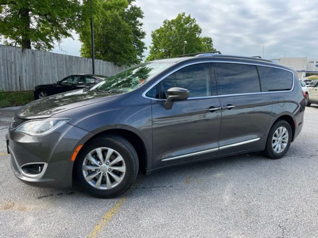 Used 2019 Chrysler Pacifica Touring L Minivan/Van