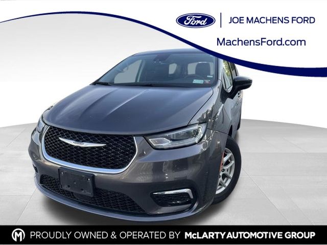 2023 Chrysler Pacifica Touring L's photo