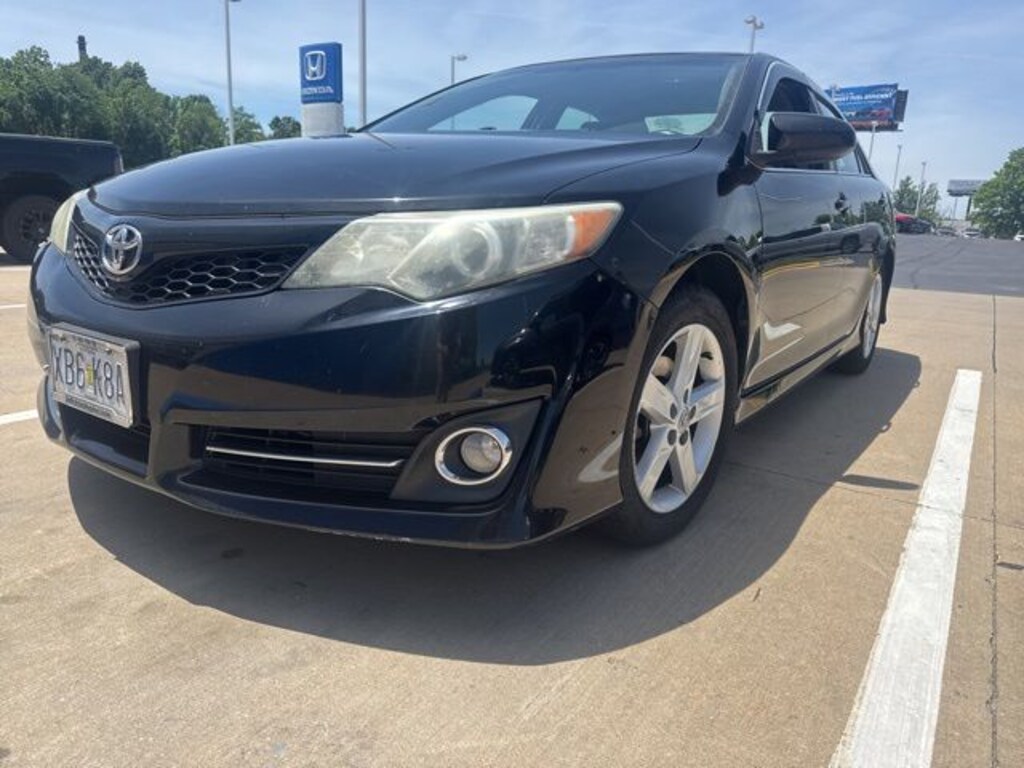 Used 2014 Toyota Camry SE Sedan