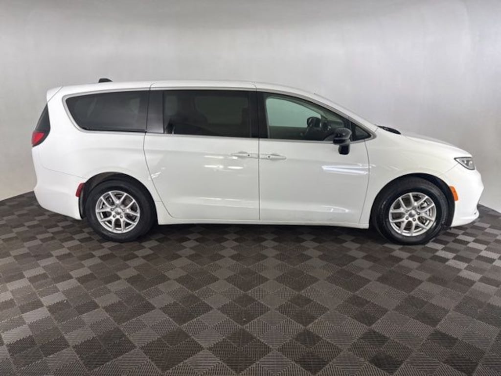 Used 2024 Chrysler Pacifica Touring L Minivan/Van