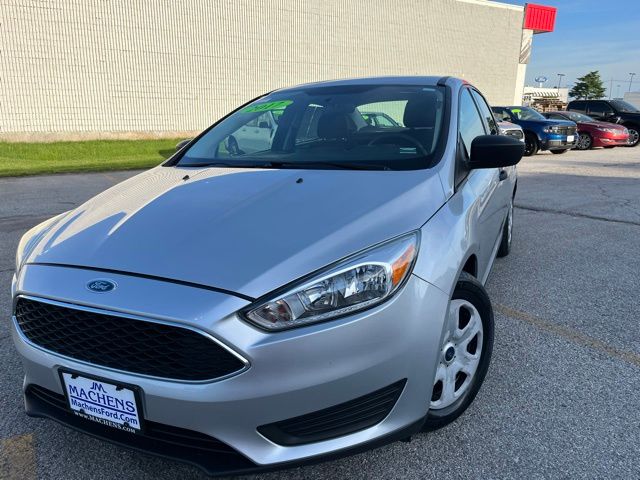 2017 Ford Focus Sedan S's photo